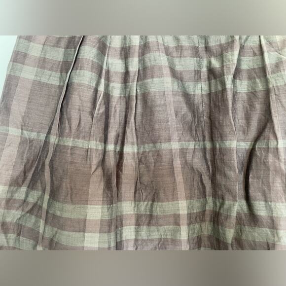 New w/out tags. Authentic Burberry mid-line skirt. Silk and cotton. Signature. - Picture 2 of 8